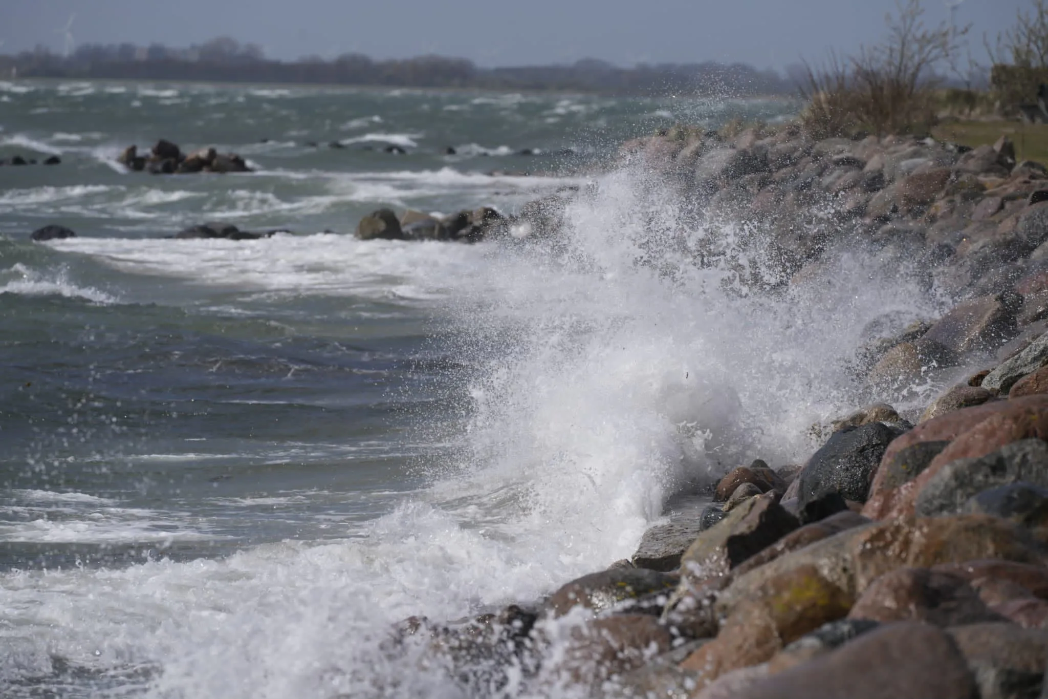 Stürmische Wellen an der steinigen Küste von Fehmarn